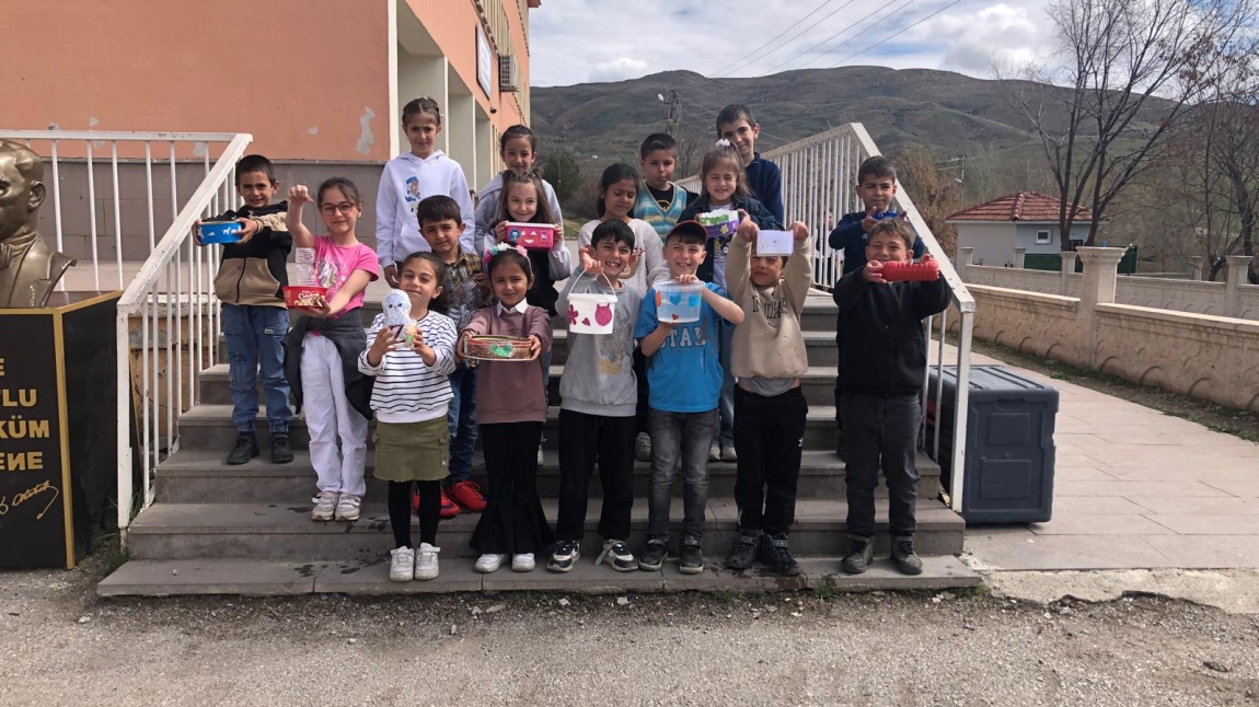MİNİK ELLERDEN SOKAK HAYVANLARINA SU KABI HAZIRLAMA ETKİNLİĞİ